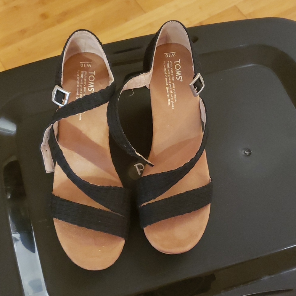 Tom's wedge sandle